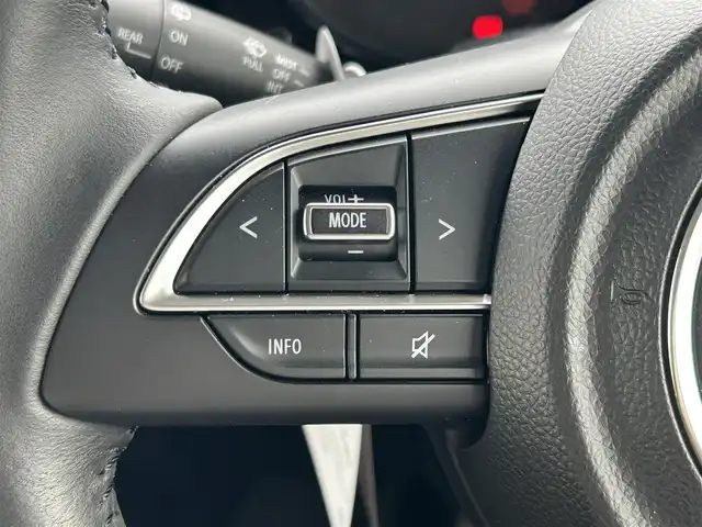 スズキ ジムニー XC 和歌山県 2024(令6)年 1.3万km ピュアホワイトP 社外8インチナビ/Bluetooth/フルセグテレビ/CD/DVD/バックカメラ/USB入力端子/HDMI入力端子/衝突被害軽減システム/車線逸脱警報装置/横滑り防止装置/ダウンヒルアシスト/デュアルカメラブレーキサポート/前後ドライブレコーダー/クルーズコントロール/シートヒーター/LEDヘッドライト/オートライト/純正16インチアルミホイール/革巻きステアリング/ステアリングリモコン/社外フロアマット/ドアバイザー/スマートキー/プッシュスタート/電動格納ミラー