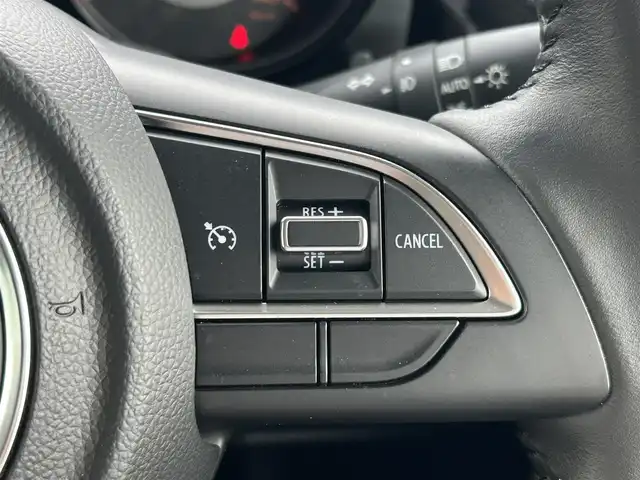 スズキ ジムニー XC 和歌山県 2024(令6)年 1.3万km ピュアホワイトP 社外8インチナビ/Bluetooth/フルセグテレビ/CD/DVD/バックカメラ/USB入力端子/HDMI入力端子/衝突被害軽減システム/車線逸脱警報装置/横滑り防止装置/ダウンヒルアシスト/デュアルカメラブレーキサポート/前後ドライブレコーダー/クルーズコントロール/シートヒーター/LEDヘッドライト/オートライト/純正16インチアルミホイール/革巻きステアリング/ステアリングリモコン/社外フロアマット/ドアバイザー/スマートキー/プッシュスタート/電動格納ミラー