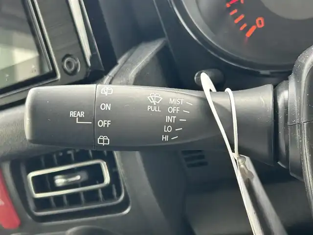 スズキ ジムニー XC 和歌山県 2024(令6)年 1.3万km ピュアホワイトP 社外8インチナビ/Bluetooth/フルセグテレビ/CD/DVD/バックカメラ/USB入力端子/HDMI入力端子/衝突被害軽減システム/車線逸脱警報装置/横滑り防止装置/ダウンヒルアシスト/デュアルカメラブレーキサポート/前後ドライブレコーダー/クルーズコントロール/シートヒーター/LEDヘッドライト/オートライト/純正16インチアルミホイール/革巻きステアリング/ステアリングリモコン/社外フロアマット/ドアバイザー/スマートキー/プッシュスタート/電動格納ミラー