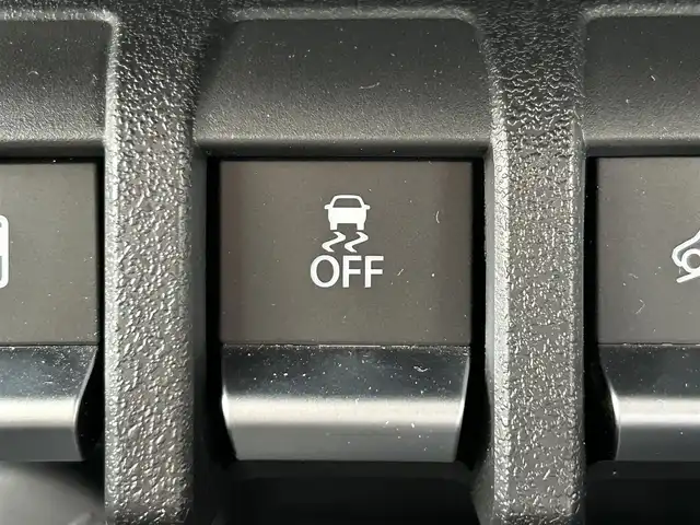 スズキ ジムニー XC 和歌山県 2024(令6)年 1.3万km ピュアホワイトP 社外8インチナビ/Bluetooth/フルセグテレビ/CD/DVD/バックカメラ/USB入力端子/HDMI入力端子/衝突被害軽減システム/車線逸脱警報装置/横滑り防止装置/ダウンヒルアシスト/デュアルカメラブレーキサポート/前後ドライブレコーダー/クルーズコントロール/シートヒーター/LEDヘッドライト/オートライト/純正16インチアルミホイール/革巻きステアリング/ステアリングリモコン/社外フロアマット/ドアバイザー/スマートキー/プッシュスタート/電動格納ミラー