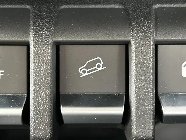 スズキ ジムニー XC 和歌山県 2024(令6)年 1.3万km ピュアホワイトP 社外8インチナビ/Bluetooth/フルセグテレビ/CD/DVD/バックカメラ/USB入力端子/HDMI入力端子/衝突被害軽減システム/車線逸脱警報装置/横滑り防止装置/ダウンヒルアシスト/デュアルカメラブレーキサポート/前後ドライブレコーダー/クルーズコントロール/シートヒーター/LEDヘッドライト/オートライト/純正16インチアルミホイール/革巻きステアリング/ステアリングリモコン/社外フロアマット/ドアバイザー/スマートキー/プッシュスタート/電動格納ミラー