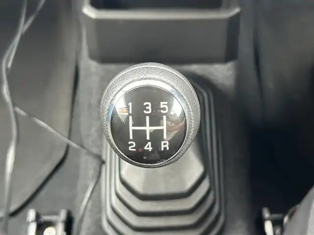スズキ ジムニー XC 和歌山県 2024(令6)年 1.3万km ピュアホワイトP 社外8インチナビ/Bluetooth/フルセグテレビ/CD/DVD/バックカメラ/USB入力端子/HDMI入力端子/衝突被害軽減システム/車線逸脱警報装置/横滑り防止装置/ダウンヒルアシスト/デュアルカメラブレーキサポート/前後ドライブレコーダー/クルーズコントロール/シートヒーター/LEDヘッドライト/オートライト/純正16インチアルミホイール/革巻きステアリング/ステアリングリモコン/社外フロアマット/ドアバイザー/スマートキー/プッシュスタート/電動格納ミラー