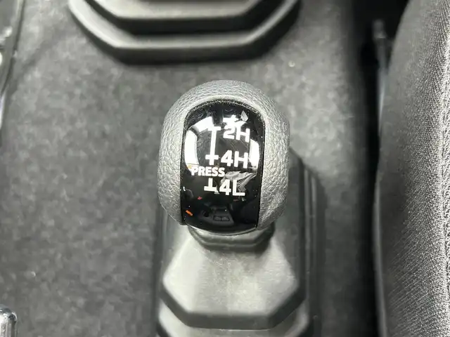 スズキ ジムニー XC 和歌山県 2024(令6)年 1.3万km ピュアホワイトP 社外8インチナビ/Bluetooth/フルセグテレビ/CD/DVD/バックカメラ/USB入力端子/HDMI入力端子/衝突被害軽減システム/車線逸脱警報装置/横滑り防止装置/ダウンヒルアシスト/デュアルカメラブレーキサポート/前後ドライブレコーダー/クルーズコントロール/シートヒーター/LEDヘッドライト/オートライト/純正16インチアルミホイール/革巻きステアリング/ステアリングリモコン/社外フロアマット/ドアバイザー/スマートキー/プッシュスタート/電動格納ミラー