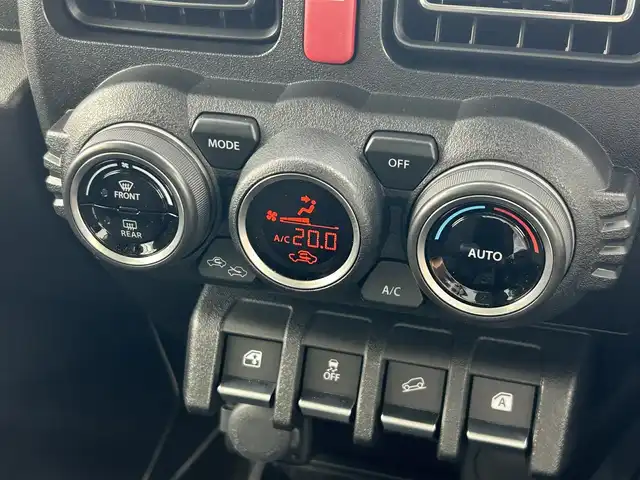 スズキ ジムニー XC 和歌山県 2024(令6)年 1.3万km ピュアホワイトP 社外8インチナビ/Bluetooth/フルセグテレビ/CD/DVD/バックカメラ/USB入力端子/HDMI入力端子/衝突被害軽減システム/車線逸脱警報装置/横滑り防止装置/ダウンヒルアシスト/デュアルカメラブレーキサポート/前後ドライブレコーダー/クルーズコントロール/シートヒーター/LEDヘッドライト/オートライト/純正16インチアルミホイール/革巻きステアリング/ステアリングリモコン/社外フロアマット/ドアバイザー/スマートキー/プッシュスタート/電動格納ミラー
