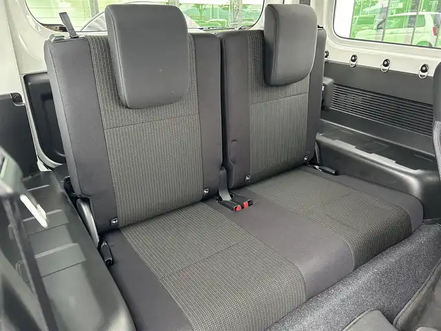 スズキ ジムニー XC 和歌山県 2024(令6)年 1.3万km ピュアホワイトP 社外8インチナビ/Bluetooth/フルセグテレビ/CD/DVD/バックカメラ/USB入力端子/HDMI入力端子/衝突被害軽減システム/車線逸脱警報装置/横滑り防止装置/ダウンヒルアシスト/デュアルカメラブレーキサポート/前後ドライブレコーダー/クルーズコントロール/シートヒーター/LEDヘッドライト/オートライト/純正16インチアルミホイール/革巻きステアリング/ステアリングリモコン/社外フロアマット/ドアバイザー/スマートキー/プッシュスタート/電動格納ミラー