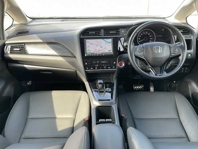 ホンダ シャトル ハイブリッド Z ホンダセンシング 道央・札幌 2019(令1)年 2.8万km パール 色番号：NH833PX/外部検査実施済み/４WD/純正SDナビ【VXM-195VFEi】/(DVD/フルセグTV/Bluetooth/USB)/黒レザーシート/バックカメラ/ホンダセンシング/・アダクティブクルーズコントロール/・衝突軽減ブレーキ/・誤発進抑制機能/・歩行者事故低減ステアリング/・路外逸脱抑制機能/・LKAS（車線維持支援システム）/・先行車発進お知らせ機能/・標識認識機能/・オートハイビーム/LEDヘッドライト/スマートキー/パドルシフト/ビルトインETC/前後ドライブレコーダー/前席シートヒーター/横滑り防止機能/純正16インチアルミホイール/カーテンエアバック/保証書/取扱説明書/スペアキー