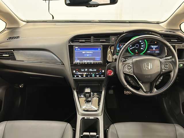 ホンダ シャトル ハイブリッド Z ホンダセンシング 道央・札幌 2019(令1)年 2.8万km 白 色番号：NH833PX//４WD//純正SDナビ【VXM-195VFEi】/(DVD/フルセグTV/Bluetooth/USB)//黒レザーシート//バックカメラ//ホンダセンシング/・アダクティブクルーズコントロール/・衝突軽減ブレーキ/・誤発進抑制機能/・歩行者事故低減ステアリング/・路外逸脱抑制機能/・LKAS（車線維持支援システム）/・先行車発進お知らせ機能/・標識認識機能/・オートハイビーム//LEDヘッドライト//スマートキー//パドルシフト//ビルトインETC//前後ドライブレコーダー//前席シートヒーター//横滑り防止機能//純正16インチアルミホイール//カーテンエアバック//保証書//取扱説明書//スペアキー
