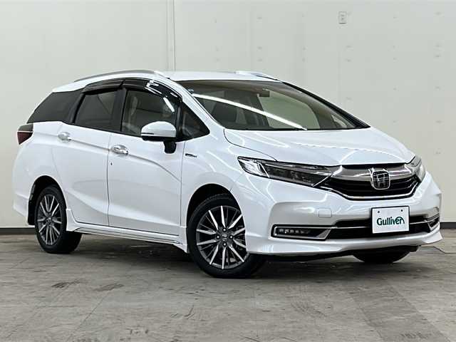 ホンダ シャトル ハイブリッド Z ホンダセンシング 道央・札幌 2019(令1)年 2.8万km 白 色番号：NH833PX//４WD//純正SDナビ【VXM-195VFEi】/(DVD/フルセグTV/Bluetooth/USB)//黒レザーシート//バックカメラ//ホンダセンシング/・アダクティブクルーズコントロール/・衝突軽減ブレーキ/・誤発進抑制機能/・歩行者事故低減ステアリング/・路外逸脱抑制機能/・LKAS（車線維持支援システム）/・先行車発進お知らせ機能/・標識認識機能/・オートハイビーム//LEDヘッドライト//スマートキー//パドルシフト//ビルトインETC//前後ドライブレコーダー//前席シートヒーター//横滑り防止機能//純正16インチアルミホイール//カーテンエアバック//保証書//取扱説明書//スペアキー