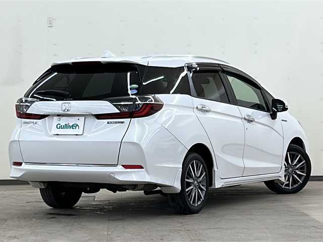 ホンダ シャトル ハイブリッド Z ホンダセンシング 道央・札幌 2019(令1)年 2.8万km 白 色番号：NH833PX//４WD//純正SDナビ【VXM-195VFEi】/(DVD/フルセグTV/Bluetooth/USB)//黒レザーシート//バックカメラ//ホンダセンシング/・アダクティブクルーズコントロール/・衝突軽減ブレーキ/・誤発進抑制機能/・歩行者事故低減ステアリング/・路外逸脱抑制機能/・LKAS（車線維持支援システム）/・先行車発進お知らせ機能/・標識認識機能/・オートハイビーム//LEDヘッドライト//スマートキー//パドルシフト//ビルトインETC//前後ドライブレコーダー//前席シートヒーター//横滑り防止機能//純正16インチアルミホイール//カーテンエアバック//保証書//取扱説明書//スペアキー