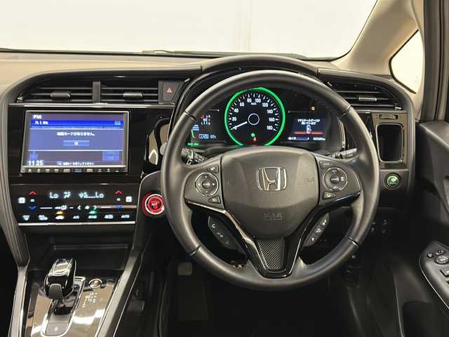 ホンダ シャトル ハイブリッド Z ホンダセンシング 道央・札幌 2019(令1)年 2.8万km 白 色番号：NH833PX//４WD//純正SDナビ【VXM-195VFEi】/(DVD/フルセグTV/Bluetooth/USB)//黒レザーシート//バックカメラ//ホンダセンシング/・アダクティブクルーズコントロール/・衝突軽減ブレーキ/・誤発進抑制機能/・歩行者事故低減ステアリング/・路外逸脱抑制機能/・LKAS（車線維持支援システム）/・先行車発進お知らせ機能/・標識認識機能/・オートハイビーム//LEDヘッドライト//スマートキー//パドルシフト//ビルトインETC//前後ドライブレコーダー//前席シートヒーター//横滑り防止機能//純正16インチアルミホイール//カーテンエアバック//保証書//取扱説明書//スペアキー