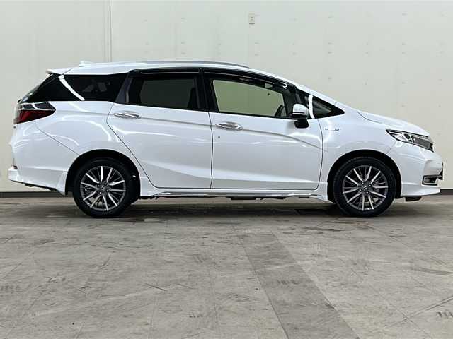 ホンダ シャトル ハイブリッド Z ホンダセンシング 道央・札幌 2019(令1)年 2.8万km 白 色番号：NH833PX//４WD//純正SDナビ【VXM-195VFEi】/(DVD/フルセグTV/Bluetooth/USB)//黒レザーシート//バックカメラ//ホンダセンシング/・アダクティブクルーズコントロール/・衝突軽減ブレーキ/・誤発進抑制機能/・歩行者事故低減ステアリング/・路外逸脱抑制機能/・LKAS（車線維持支援システム）/・先行車発進お知らせ機能/・標識認識機能/・オートハイビーム//LEDヘッドライト//スマートキー//パドルシフト//ビルトインETC//前後ドライブレコーダー//前席シートヒーター//横滑り防止機能//純正16インチアルミホイール//カーテンエアバック//保証書//取扱説明書//スペアキー