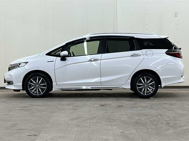 ホンダ シャトル ハイブリッド Z ホンダセンシング 道央・札幌 2019(令1)年 2.8万km 白 色番号：NH833PX//４WD//純正SDナビ【VXM-195VFEi】/(DVD/フルセグTV/Bluetooth/USB)//黒レザーシート//バックカメラ//ホンダセンシング/・アダクティブクルーズコントロール/・衝突軽減ブレーキ/・誤発進抑制機能/・歩行者事故低減ステアリング/・路外逸脱抑制機能/・LKAS（車線維持支援システム）/・先行車発進お知らせ機能/・標識認識機能/・オートハイビーム//LEDヘッドライト//スマートキー//パドルシフト//ビルトインETC//前後ドライブレコーダー//前席シートヒーター//横滑り防止機能//純正16インチアルミホイール//カーテンエアバック//保証書//取扱説明書//スペアキー