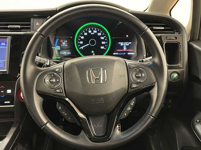 ホンダ シャトル ハイブリッド Z ホンダセンシング 道央・札幌 2019(令1)年 2.8万km 白 色番号：NH833PX//４WD//純正SDナビ【VXM-195VFEi】/(DVD/フルセグTV/Bluetooth/USB)//黒レザーシート//バックカメラ//ホンダセンシング/・アダクティブクルーズコントロール/・衝突軽減ブレーキ/・誤発進抑制機能/・歩行者事故低減ステアリング/・路外逸脱抑制機能/・LKAS（車線維持支援システム）/・先行車発進お知らせ機能/・標識認識機能/・オートハイビーム//LEDヘッドライト//スマートキー//パドルシフト//ビルトインETC//前後ドライブレコーダー//前席シートヒーター//横滑り防止機能//純正16インチアルミホイール//カーテンエアバック//保証書//取扱説明書//スペアキー