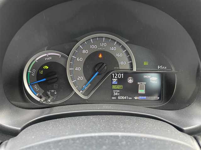 トヨタ ヴィッツ ハイブリッド F 長野県 2019(令1)年 6.1万km シルバーM ワンオーナー/純正ナビ/・Bluetooth/CD/DVD/TV/純正ETC/ドライブレコーダー/純正フロアマット/社外14インチAW/オートライト/オートマチックハイビーム/ノーマルタイヤ積み込み/ドアバイザー/電格ミラー/取り扱い説明書/保証書