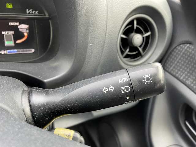 トヨタ ヴィッツ ハイブリッド F 長野県 2019(令1)年 6.1万km シルバーM ワンオーナー/純正ナビ/・Bluetooth/CD/DVD/TV/純正ETC/ドライブレコーダー/純正フロアマット/社外14インチAW/オートライト/オートマチックハイビーム/ノーマルタイヤ積み込み/ドアバイザー/電格ミラー/取り扱い説明書/保証書