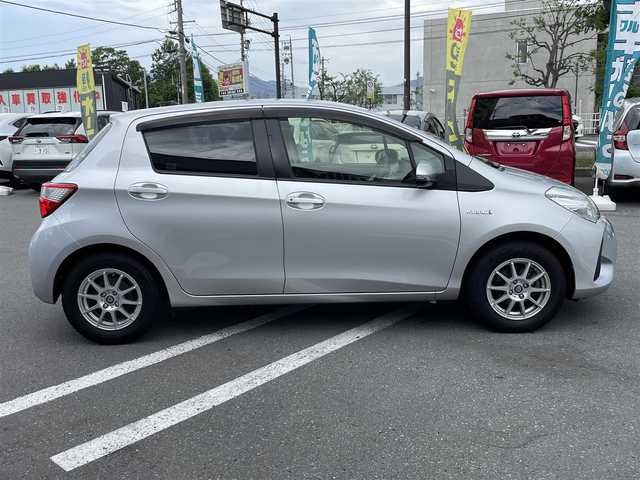 トヨタ ヴィッツ ハイブリッド F 長野県 2019(令1)年 6.1万km シルバーM ワンオーナー/純正ナビ/・Bluetooth/CD/DVD/TV/純正ETC/ドライブレコーダー/純正フロアマット/社外14インチAW/オートライト/オートマチックハイビーム/ノーマルタイヤ積み込み/ドアバイザー/電格ミラー/取り扱い説明書/保証書