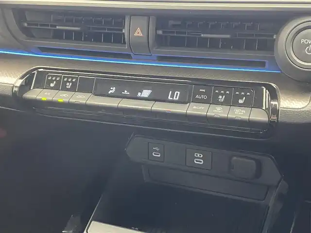 トヨタ プリウス Z 滋賀県 2023(令5)年 2.3万km プラチナホワイトパールマイカ 純正12.3型ナビ/・Bluetooth/フルセグ/Miracast/USB//全方位カメラ/デジタルインナーミラー/合皮レザーシート/パワーシート/シートヒーター/ベンチレーション/ステアリングヒーター/電動リアゲート/電子パーキング/置くだけ充電/オートマチックハイビーム/ブラインドスポットモニター/ビルトインETC/前後ドライブレコーダー/AC100V