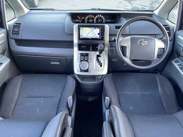 トヨタ ヴォクシー Z 道東・釧路十勝 2009(平21)年 10.1万km ブラック 社外ＳＤナビ/AM/FM　/フルセグＴＶ　/ＤＶＤ再生　/Ｂｌｕｅｔｏｏｔｈ接続/両側イージークローザードア　/リモコンキー　/純正ＨＩＤヘッドライト　/純正１６インチアルミホイール　/純正フロアマット