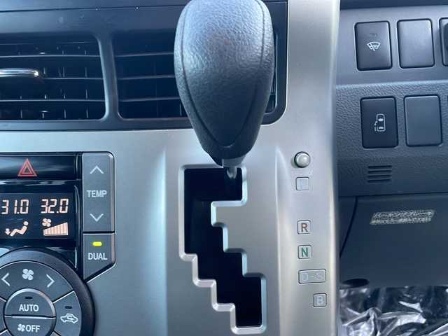 トヨタ ヴォクシー Z 道東・釧路十勝 2009(平21)年 10.1万km ブラック 社外ＳＤナビ/AM/FM　/フルセグＴＶ　/ＤＶＤ再生　/Ｂｌｕｅｔｏｏｔｈ接続/両側イージークローザードア　/リモコンキー　/純正ＨＩＤヘッドライト　/純正１６インチアルミホイール　/純正フロアマット