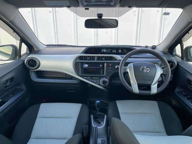 トヨタ アクア S 埼玉県 2014(平26)年 8.9万km シルバーM 外部検査実施済み/社外ＣＤ/ＥＴＣ/コーナーセンサー/電動格納ミラー/盗難防止装置/Ｗエアバッグ/横滑り防止機能/ＡＢＳ/リモコンキー/ドアバイザー/フロアマット/取扱説明書