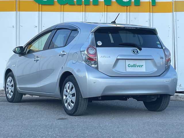 トヨタ アクア S 埼玉県 2014(平26)年 8.9万km シルバーM 外部検査実施済み/社外ＣＤ/ＥＴＣ/コーナーセンサー/電動格納ミラー/盗難防止装置/Ｗエアバッグ/横滑り防止機能/ＡＢＳ/リモコンキー/ドアバイザー/フロアマット/取扱説明書