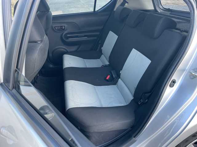 トヨタ アクア S 埼玉県 2014(平26)年 8.9万km シルバーM 外部検査実施済み/社外ＣＤ/ＥＴＣ/コーナーセンサー/電動格納ミラー/盗難防止装置/Ｗエアバッグ/横滑り防止機能/ＡＢＳ/リモコンキー/ドアバイザー/フロアマット/取扱説明書