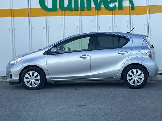 トヨタ アクア S 埼玉県 2014(平26)年 8.9万km シルバーM 外部検査実施済み/社外ＣＤ/ＥＴＣ/コーナーセンサー/電動格納ミラー/盗難防止装置/Ｗエアバッグ/横滑り防止機能/ＡＢＳ/リモコンキー/ドアバイザー/フロアマット/取扱説明書