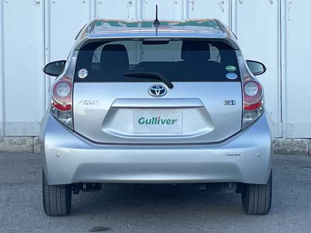 トヨタ アクア S 埼玉県 2014(平26)年 8.9万km シルバーM 外部検査実施済み/社外ＣＤ/ＥＴＣ/コーナーセンサー/電動格納ミラー/盗難防止装置/Ｗエアバッグ/横滑り防止機能/ＡＢＳ/リモコンキー/ドアバイザー/フロアマット/取扱説明書