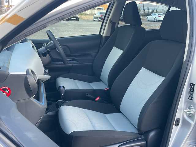 トヨタ アクア S 埼玉県 2014(平26)年 8.9万km シルバーM 外部検査実施済み/社外ＣＤ/ＥＴＣ/コーナーセンサー/電動格納ミラー/盗難防止装置/Ｗエアバッグ/横滑り防止機能/ＡＢＳ/リモコンキー/ドアバイザー/フロアマット/取扱説明書