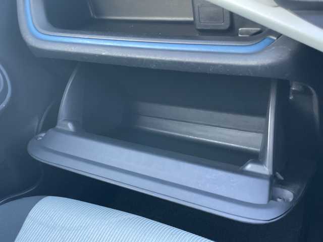 トヨタ アクア S 埼玉県 2014(平26)年 8.9万km シルバーM 外部検査実施済み/社外ＣＤ/ＥＴＣ/コーナーセンサー/電動格納ミラー/盗難防止装置/Ｗエアバッグ/横滑り防止機能/ＡＢＳ/リモコンキー/ドアバイザー/フロアマット/取扱説明書