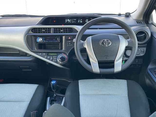 トヨタ アクア S 埼玉県 2014(平26)年 8.9万km シルバーM 外部検査実施済み/社外ＣＤ/ＥＴＣ/コーナーセンサー/電動格納ミラー/盗難防止装置/Ｗエアバッグ/横滑り防止機能/ＡＢＳ/リモコンキー/ドアバイザー/フロアマット/取扱説明書