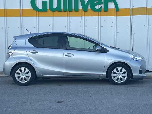 トヨタ アクア S 埼玉県 2014(平26)年 8.9万km シルバーM 外部検査実施済み/社外ＣＤ/ＥＴＣ/コーナーセンサー/電動格納ミラー/盗難防止装置/Ｗエアバッグ/横滑り防止機能/ＡＢＳ/リモコンキー/ドアバイザー/フロアマット/取扱説明書