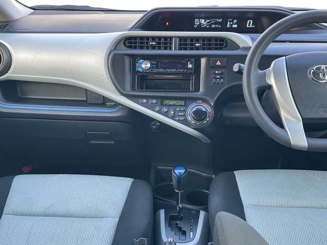 トヨタ アクア S 埼玉県 2014(平26)年 8.9万km シルバーM 外部検査実施済み/社外ＣＤ/ＥＴＣ/コーナーセンサー/電動格納ミラー/盗難防止装置/Ｗエアバッグ/横滑り防止機能/ＡＢＳ/リモコンキー/ドアバイザー/フロアマット/取扱説明書