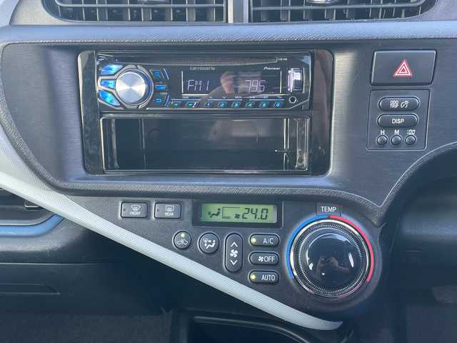 トヨタ アクア S 埼玉県 2014(平26)年 8.9万km シルバーM 外部検査実施済み/社外ＣＤ/ＥＴＣ/コーナーセンサー/電動格納ミラー/盗難防止装置/Ｗエアバッグ/横滑り防止機能/ＡＢＳ/リモコンキー/ドアバイザー/フロアマット/取扱説明書