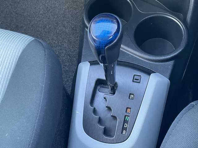 トヨタ アクア S 埼玉県 2014(平26)年 8.9万km シルバーM 外部検査実施済み/社外ＣＤ/ＥＴＣ/コーナーセンサー/電動格納ミラー/盗難防止装置/Ｗエアバッグ/横滑り防止機能/ＡＢＳ/リモコンキー/ドアバイザー/フロアマット/取扱説明書