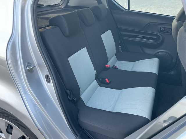 トヨタ アクア S 埼玉県 2014(平26)年 8.9万km シルバーM 外部検査実施済み/社外ＣＤ/ＥＴＣ/コーナーセンサー/電動格納ミラー/盗難防止装置/Ｗエアバッグ/横滑り防止機能/ＡＢＳ/リモコンキー/ドアバイザー/フロアマット/取扱説明書