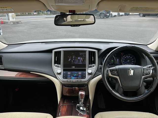 トヨタ クラウン ハイブリッド ロイヤルサルーン 鹿児島県 2014(平26)年 6.5万km ホワイトパールクリスタルシャイン クリアランスソナー/HIDヘッドランプ/電動チルトステアリング/純正16インチアルミホイール/D+N席パワーシート/バックカメラ/クルーズコントロール/フルセグTV/USB入力端子/オートライト