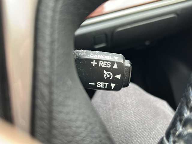 トヨタ クラウン ハイブリッド ロイヤルサルーン 鹿児島県 2014(平26)年 6.5万km ホワイトパールクリスタルシャイン クリアランスソナー/HIDヘッドランプ/電動チルトステアリング/純正16インチアルミホイール/D+N席パワーシート/バックカメラ/クルーズコントロール/フルセグTV/USB入力端子/オートライト