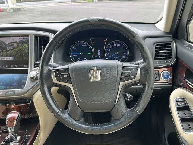 トヨタ クラウン ハイブリッド ロイヤルサルーン 鹿児島県 2014(平26)年 6.5万km ホワイトパールクリスタルシャイン クリアランスソナー/HIDヘッドランプ/電動チルトステアリング/純正16インチアルミホイール/D+N席パワーシート/バックカメラ/クルーズコントロール/フルセグTV/USB入力端子/オートライト