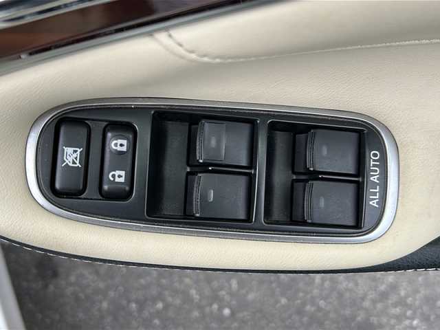 トヨタ クラウン ハイブリッド ロイヤルサルーン 鹿児島県 2014(平26)年 6.5万km ホワイトパールクリスタルシャイン クリアランスソナー/HIDヘッドランプ/電動チルトステアリング/純正16インチアルミホイール/D+N席パワーシート/バックカメラ/クルーズコントロール/フルセグTV/USB入力端子/オートライト