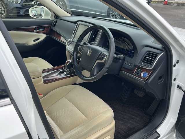 トヨタ クラウン ハイブリッド ロイヤルサルーン 鹿児島県 2014(平26)年 6.5万km ホワイトパールクリスタルシャイン クリアランスソナー/HIDヘッドランプ/電動チルトステアリング/純正16インチアルミホイール/D+N席パワーシート/バックカメラ/クルーズコントロール/フルセグTV/USB入力端子/オートライト