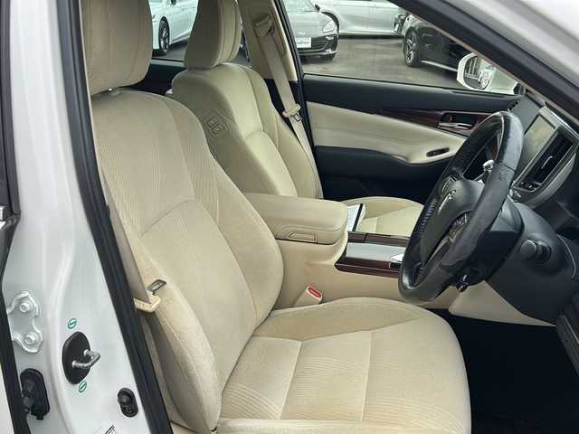 トヨタ クラウン ハイブリッド ロイヤルサルーン 鹿児島県 2014(平26)年 6.5万km ホワイトパールクリスタルシャイン クリアランスソナー/HIDヘッドランプ/電動チルトステアリング/純正16インチアルミホイール/D+N席パワーシート/バックカメラ/クルーズコントロール/フルセグTV/USB入力端子/オートライト