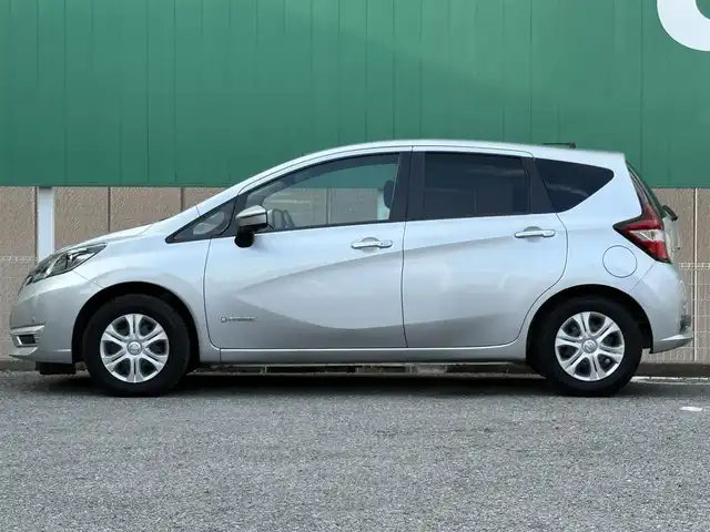 日産 ノート e－パワーニスモ S 千葉県 2019(令1)年 5.9万km ブリリアントシルバー 純正フルセグナビ(MM318D-W)/アラウンドビューモニター/インテリジェントルームミラー/コーナーセンサー/エマージェンシーブレーキ/車線逸脱防止支援システム/スペアキー/純正フロアマット/オートライト/ステアリングスイッチ