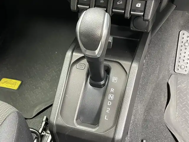 スズキ ジムニー XC 滋賀県 2021(令3)年 2万km ジャングルグリーン 純正8インチナビ/【Bluetooth/CD/DVD/フルセグTV】/バックカメラ/クルーズコントロール/レーンキープアシスト/衝突軽減ブレーキ/前後ドライブレコーダー/LEDヘッドライト/オートマチックハイビーム/D/Nシートヒーター/ヒルディセントコントロール/センターデフロック/ビルトインETC/純正フロアマット/プッシュスタート/スマートキー/ステアリングリモコン