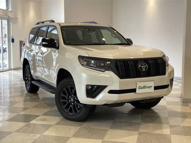 トヨタ ランドクルーザー プラド TX Lパッケージ マットブラED 福井県 2022(令4)年 3万km ホワイトパールクリスタルシャイン ワンオーナー/ムーンルーフ/純正9インチナビ/フルセグTV/USB/BT/パノラミックビューモニター/セーフティセンス/・レーダークルーズコントロール/・プリクラッシュセーフティ/・レーンキープアシスト/・レーンディパーチャーアラート/・クリアランスソナー/・オートハイビーム/・ロードサインアシスト/・先行車発進アラーム/ETC2.0/前後ドライブレコーダー/フロア格納サードシート（電動）/レザーシート/パワーシート/シートヒーター/エアシート/革巻きステアリング/オートライト/LEDヘッドライト/純正18インチアルミホイール/プッシュスタート/スマートキー×2/ヘッドライトウォッシャー/純正フロアマット