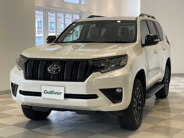 トヨタ ランドクルーザー プラド TX Lパッケージ マットブラED 福井県 2022(令4)年 3万km ホワイトパールクリスタルシャイン ワンオーナー/ムーンルーフ/純正9インチナビ/フルセグTV/USB/BT/パノラミックビューモニター/セーフティセンス/・レーダークルーズコントロール/・プリクラッシュセーフティ/・レーンキープアシスト/・レーンディパーチャーアラート/・クリアランスソナー/・オートハイビーム/・ロードサインアシスト/・先行車発進アラーム/ETC2.0/前後ドライブレコーダー/フロア格納サードシート（電動）/レザーシート/パワーシート/シートヒーター/エアシート/革巻きステアリング/オートライト/LEDヘッドライト/純正18インチアルミホイール/プッシュスタート/スマートキー×2/ヘッドライトウォッシャー/純正フロアマット