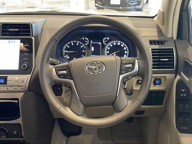 トヨタ ランドクルーザー プラド TX Lパッケージ マットブラED 福井県 2022(令4)年 3万km ホワイトパールクリスタルシャイン ワンオーナー/ムーンルーフ/純正9インチナビ/フルセグTV/USB/BT/パノラミックビューモニター/セーフティセンス/・レーダークルーズコントロール/・プリクラッシュセーフティ/・レーンキープアシスト/・レーンディパーチャーアラート/・クリアランスソナー/・オートハイビーム/・ロードサインアシスト/・先行車発進アラーム/ETC2.0/前後ドライブレコーダー/フロア格納サードシート（電動）/レザーシート/パワーシート/シートヒーター/エアシート/革巻きステアリング/オートライト/LEDヘッドライト/純正18インチアルミホイール/プッシュスタート/スマートキー×2/ヘッドライトウォッシャー/純正フロアマット