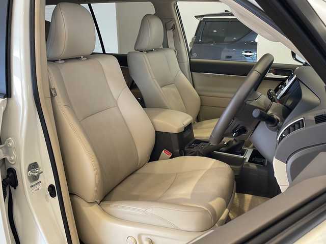 トヨタ ランドクルーザー プラド TX Lパッケージ マットブラED 福井県 2022(令4)年 3万km ホワイトパールクリスタルシャイン ワンオーナー/ムーンルーフ/純正9インチナビ/フルセグTV/USB/BT/パノラミックビューモニター/セーフティセンス/・レーダークルーズコントロール/・プリクラッシュセーフティ/・レーンキープアシスト/・レーンディパーチャーアラート/・クリアランスソナー/・オートハイビーム/・ロードサインアシスト/・先行車発進アラーム/ETC2.0/前後ドライブレコーダー/フロア格納サードシート（電動）/レザーシート/パワーシート/シートヒーター/エアシート/革巻きステアリング/オートライト/LEDヘッドライト/純正18インチアルミホイール/プッシュスタート/スマートキー×2/ヘッドライトウォッシャー/純正フロアマット