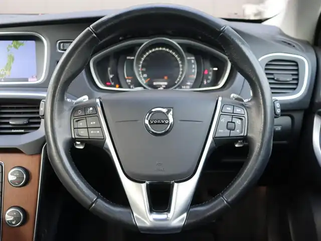 ボルボ Ｖ４０ D4 インスクリプション 長野県 2017(平29)年 3.9万km アイスホワイト 黒革シート　/ＡＣＣ　/衝突軽減ブレーキ　/レーンキープＡ　/ブラインドスポットＭ　/純正ナビ　/フルセグＴＶ　/バックカメラ　/ｈａｒｍａｎ／ｋａｒｄｏｎ　/パワーシート／ヒーター　/パークセンサー　/スマートキー