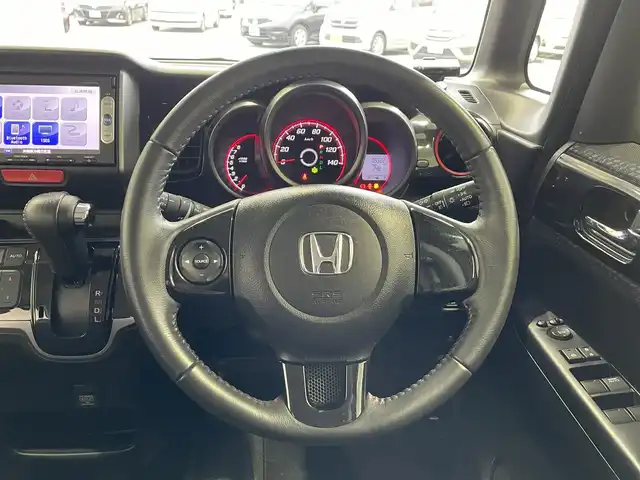 ホンダ Ｎ ＢＯＸ 沖縄県 2014(平26)年 5.4万km ミラノレッド (株)IDOMが運営する【じしゃロンコザ店】の自社ローン専用車両になりますこちらは現金またはオートローンご利用時の価格です。自社ローンご希望の方は別途その旨お申付け下さい/・純正ナビ/・バックカメラ/・Bluetooth接続/・TV/・DVD再生/・片側パワースライドドア/・スマートキー/・プッシュスタート/・純正アルミホイール/・オートライト